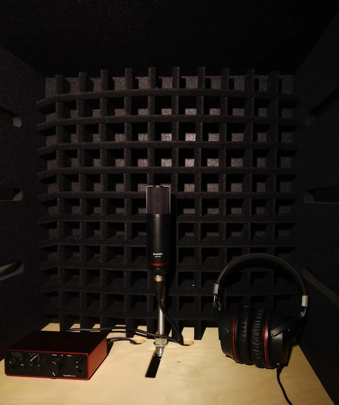 Studio opnameopstelling met microfoon en interface
